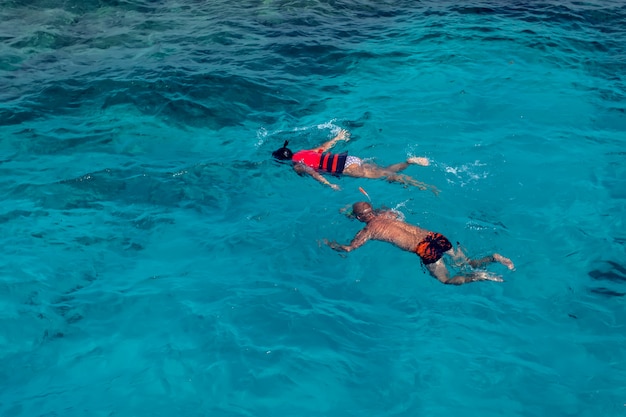 Bovenaanzicht van mensen snorkelen in de zee. vakantie en reizen concept