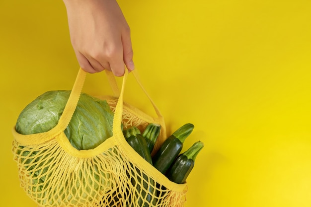 Bovenaanzicht van mesh boodschappentas met biologische eco groene groenten