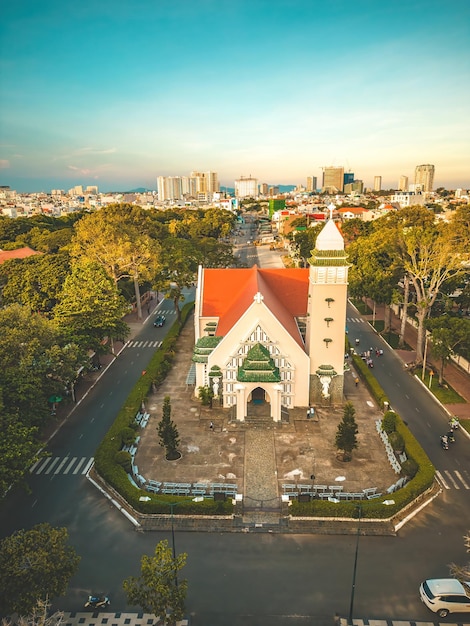 Bovenaanzicht van mooie oude kerk van Vung Tau stad met groene boom Katholieke tempel dorp Vung Tau Vietnam Foto van lente landschap met zonsondergang