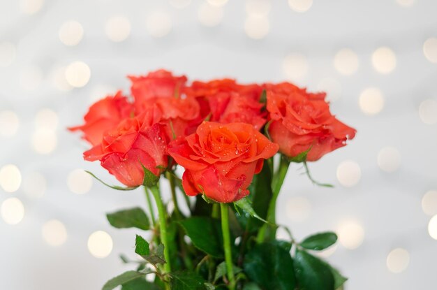 Bovenaanzicht van mooie rode rozen boeket tegen witte achtergrond met bokeh. Wenskaart. 8 maart.