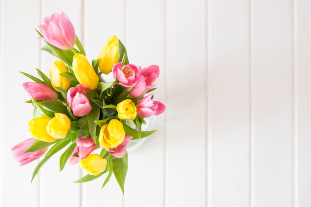 Foto bovenaanzicht van mooie tulpen