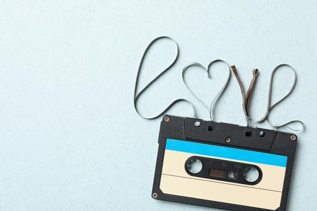 Bovenaanzicht van muziekcassette en woord Love gemaakt met tape op turquoise achtergrondruimte voor tekst Romantische liedjes