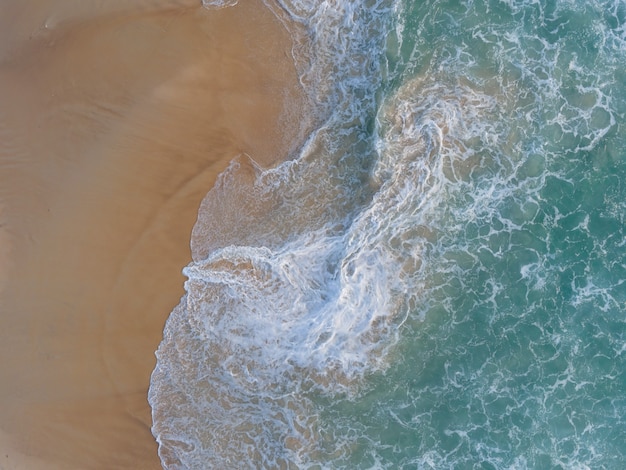 Bovenaanzicht van natuurlijke strand zee