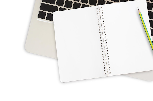 Bovenaanzicht van notebook of blanco notitieblok geïsoleerd op een witte achtergrond
