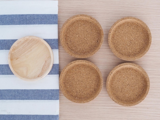 Bovenaanzicht van onderzetters en placemats op tafel