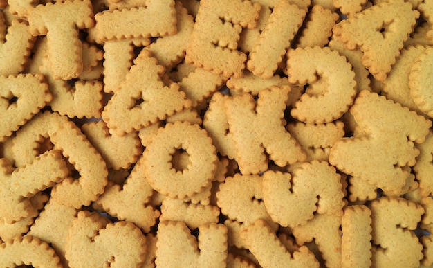 Bovenaanzicht van ontelbare alfabet vormige koekjes