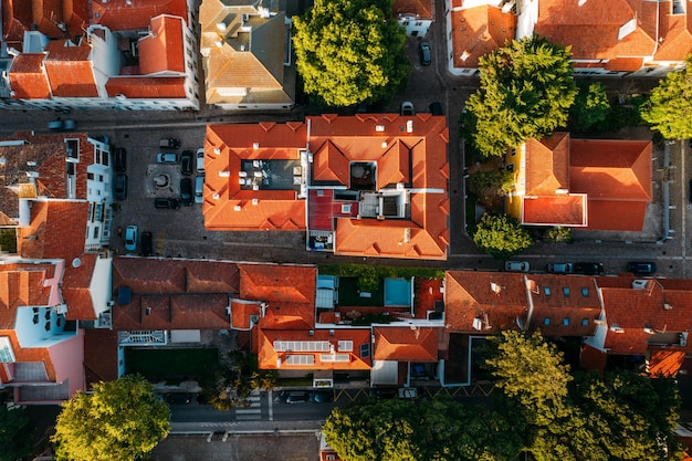 Bovenaanzicht van oranje daken en smalle straatjes in het historische stadscentrum in Cascais Portugal