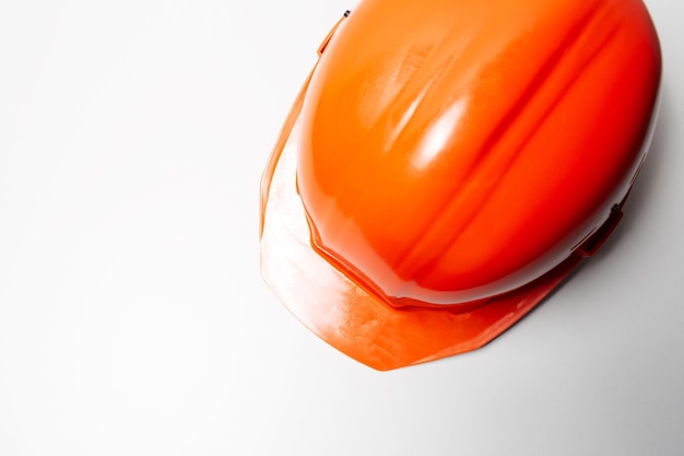 Bovenaanzicht van oranje helm voor bouwvakkers op witte achtergrond