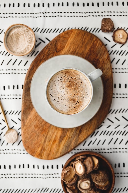 Bovenaanzicht van paddenstoelenlatte met shiitake-poeder en ongezoete kokos-amandelmelange Gezond nuttig veganistisch drankje plat lag