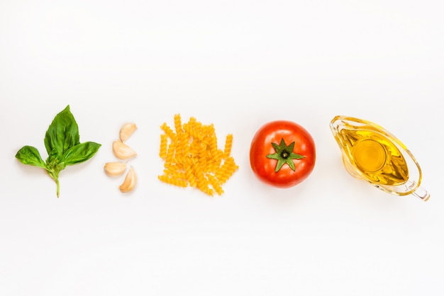 Bovenaanzicht van pasta ingrediënten op wit