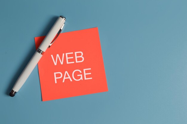 Bovenaanzicht van pen en memonotitie geschreven met WEBPAGINA