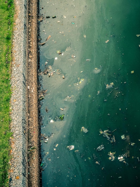 Bovenaanzicht van Pinheiros River Bank-vervuiling en rotsen