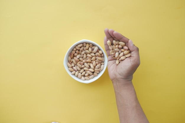 bovenaanzicht van pistachenoten bij de hand