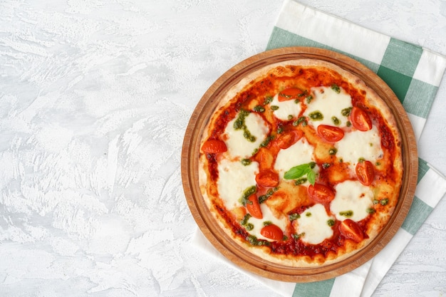 Bovenaanzicht van pizza margherita op grijze oppervlaktetafel