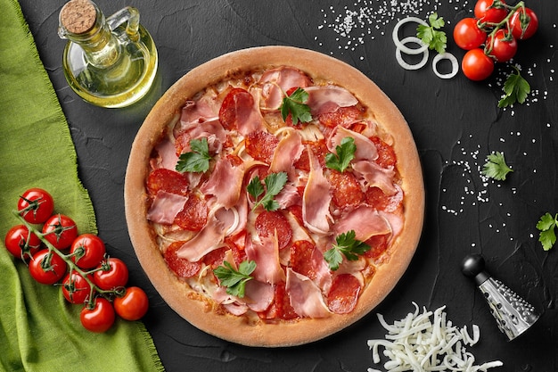 Bovenaanzicht van pizza met salami bacon en gerookte ham