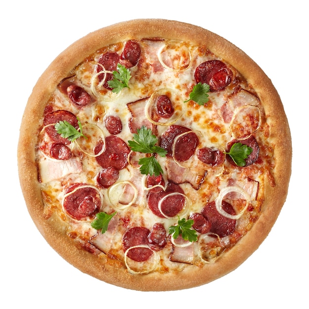 Bovenaanzicht van pizza met spek salami jacht worstjes uien mozzarella geïsoleerd op wit