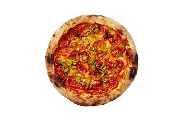 Bovenaanzicht van pizza pepperoni met tomatensaus, mozzarella en jalapeno op witte achtergrond