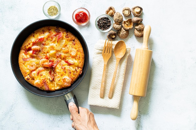 Bovenaanzicht van pizza, traditionele pizza met tonijn en groenten. Bovenaanzicht. vrije ruimte voor uw tekst.