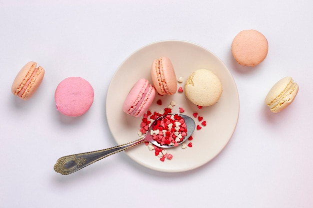 Bovenaanzicht van plaat met macarons en lepel