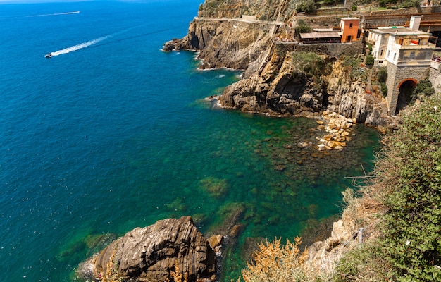 Bovenaanzicht van prachtig zeegezicht in Cinque Terre Italië