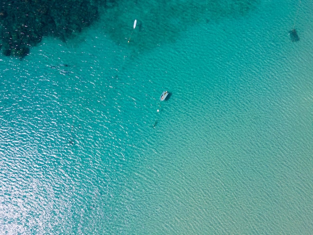 Bovenaanzicht van prachtige turquoise zee in de natuur in zonnig. Phuket Thailand