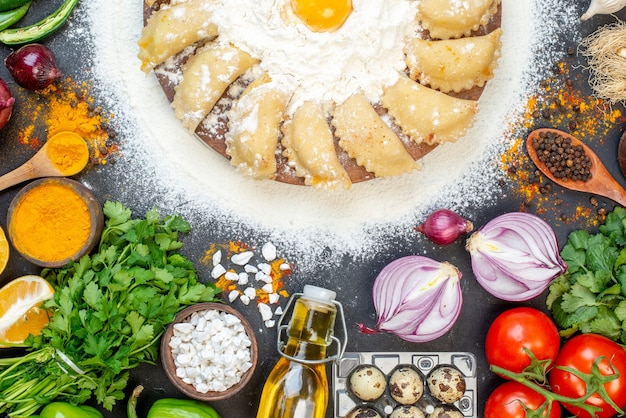 Bovenaanzicht van rauwe dumplings