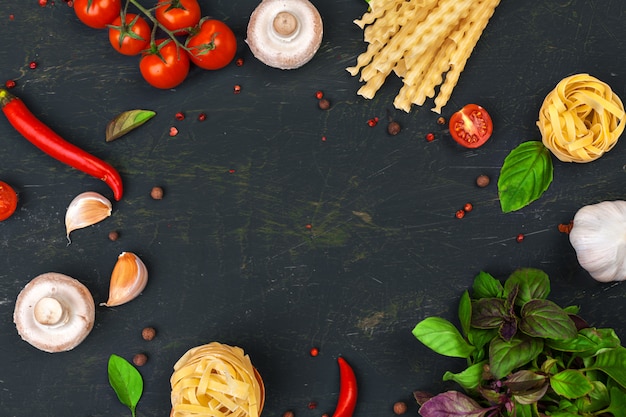 Bovenaanzicht van rauwe Italiaanse pasta met ingrediënten