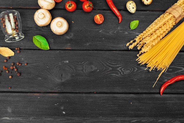 Bovenaanzicht van rauwe Italiaanse pasta