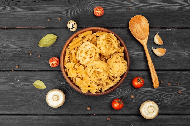 Bovenaanzicht van rauwe Italiaanse pasta