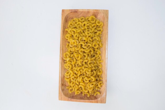 Bovenaanzicht van rauwe macaroni op witte achtergrond