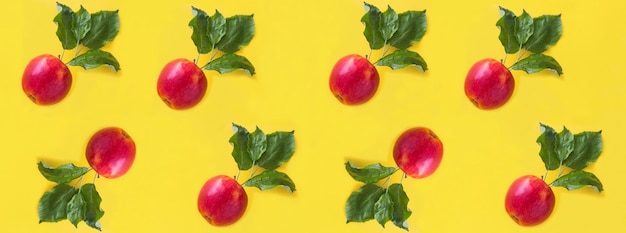 Bovenaanzicht van rode appels op de gele achtergrond Plat leggen