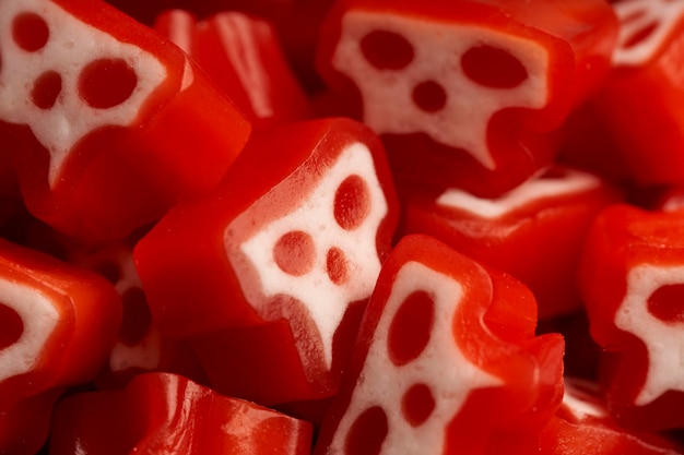 Bovenaanzicht van rode en witte caravelvormige halloween-snoepjes
