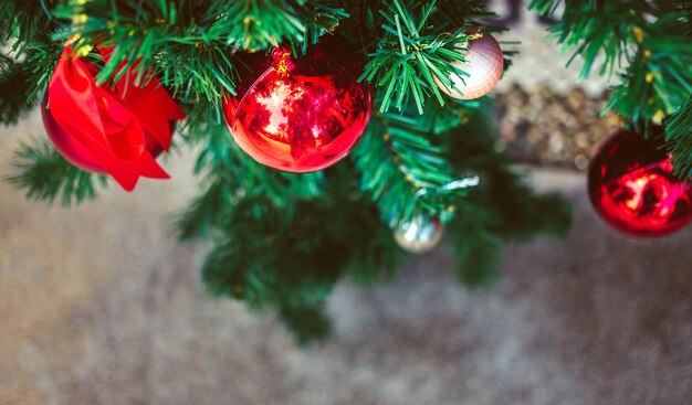 Bovenaanzicht van rode kerstballen en zilveren ballen sieren op kerstboom Kerst achtergrond Nieuwjaar concept