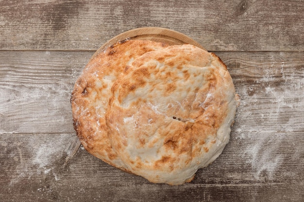 Bovenaanzicht van ronde lavash brood op houten tafel