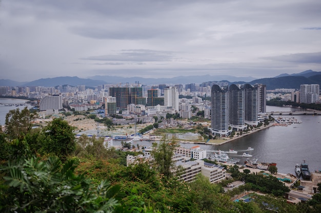 Bovenaanzicht van sainastad hainan, met lokale huizen en luxe hotels en gebouwen. zomervakantieparadijs in azië.