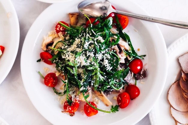 Foto bovenaanzicht van salade bedekt met rucola bladeren en versierd met