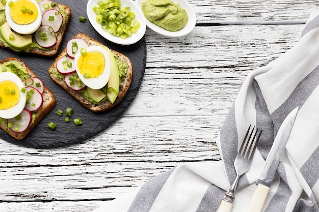 Bovenaanzicht van sandwiches met ei en avocado op leisteen