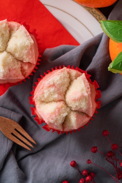 Bovenaanzicht van schattig lekker vers traditioneel Chinees gestoomd biscuitgebak - Fa Gao, voor maannieuwjaarsfeestvieringvoedsel in roze en witte kleur.