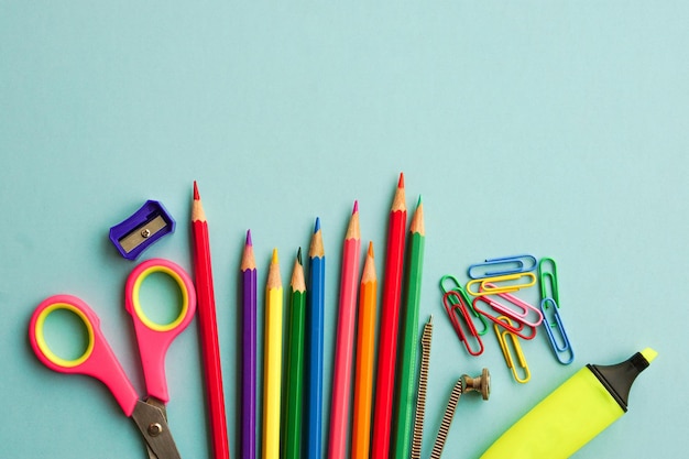 Bovenaanzicht van schoolbenodigdheden kantoorbenodigdheden Leren kantoorapparatuur presentatieconcept