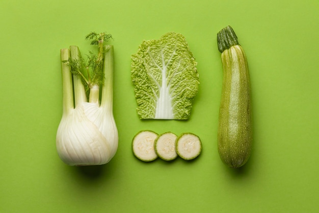 Foto bovenaanzicht van selderij met courgette