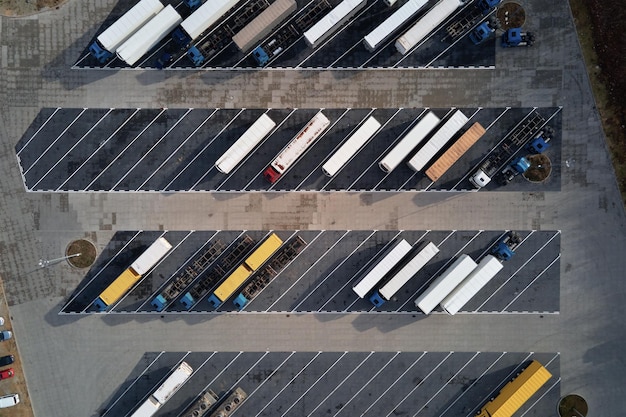 Bovenaanzicht van semi-vrachtwagens die wachten op laden op parkeerplaats bij logistiek magazijn