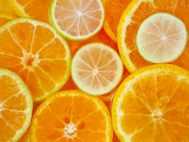 Bovenaanzicht van sinaasappel- en citroenschijfjes