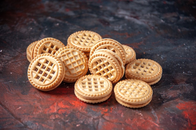 Bovenaanzicht van smakelijke suikerkoekjes op mixkleurenachtergrond met vrije ruimte