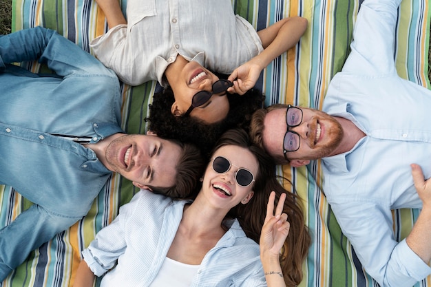 Bovenaanzicht van smileyvrienden die samen poseren