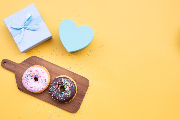 Bovenaanzicht van snack met geschenken