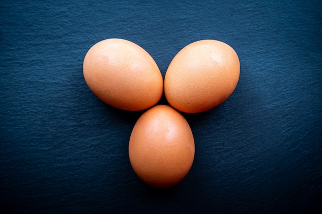 Bovenaanzicht van sommige verse eieren op een donkere achtergrond Concept van gezonde en natuurlijke voeding.