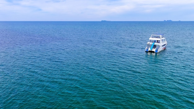 Bovenaanzicht van speedboot over de prachtige blauwe zee