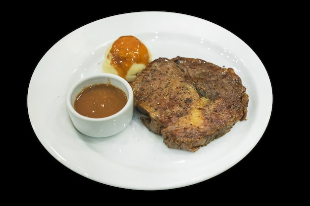 Bovenaanzicht van Steak met Kurobuta Pork aardappelpuree en bruine saus focus selectief