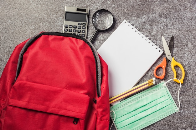 Bovenaanzicht van stijlvolle rode schooltas rugzak