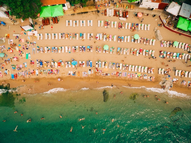 Bovenaanzicht van strand Luchtfoto van zandstrand met toeristen